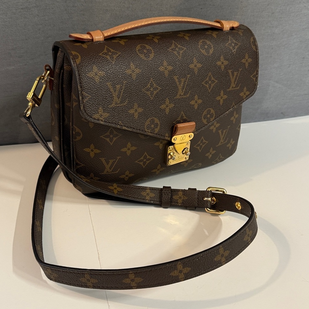 Louis Vuitton Monogram Canvas Crossbody Bag with Vachetta Trim